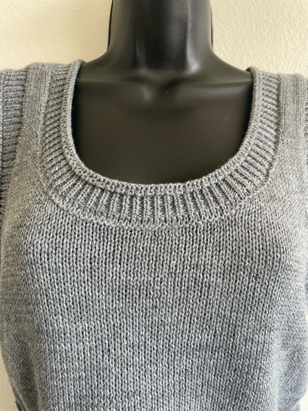 NWT VICI Gray Knit Sweater Tank Top Women’s Small Crop Sleeveless Ribbed - Picture 5 of 10